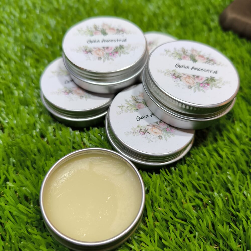 Lata de aluminio de 15g con bálsamo labial natural. Ancestral sobre fondo neutro.