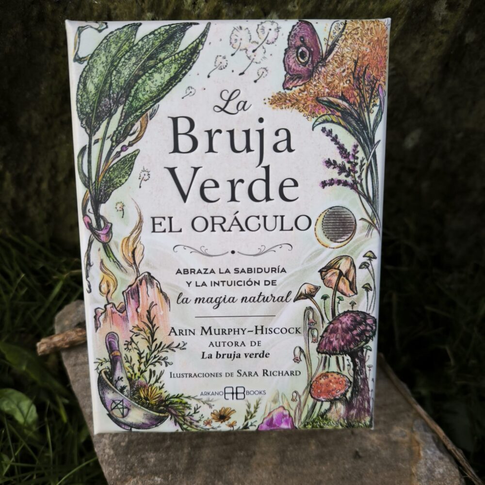 mazo Bruja Verde-El Oráculo en fondo de piedra y musgo en un bosque