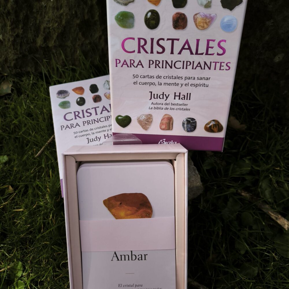 Caja y cartas de Cristales para principiantes de Judy Hall con la Amatista y Turmalina negra.