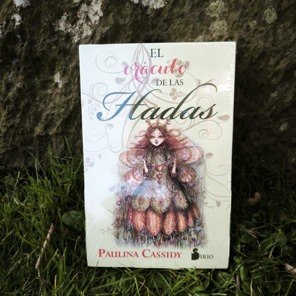 Cartas ilustradas del Oráculo de las Hadas de Paulina Cassidy con estilo fantástico.