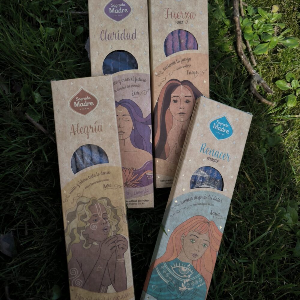 Cajas de la línea de incienso 5 elementos de Sagrada Madre sobre fondo natural.