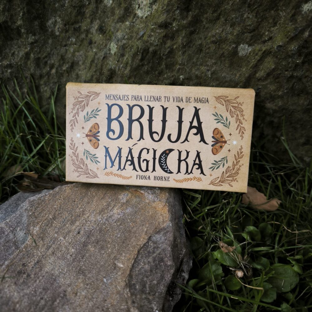 Oráculo Bruja magicka en fondo de piedra y musgo