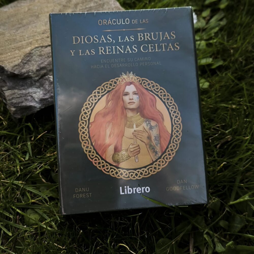 Portada del Oráculo de las Diosas, las Brujas y las Reinas Celtas con ilustración mística circular.