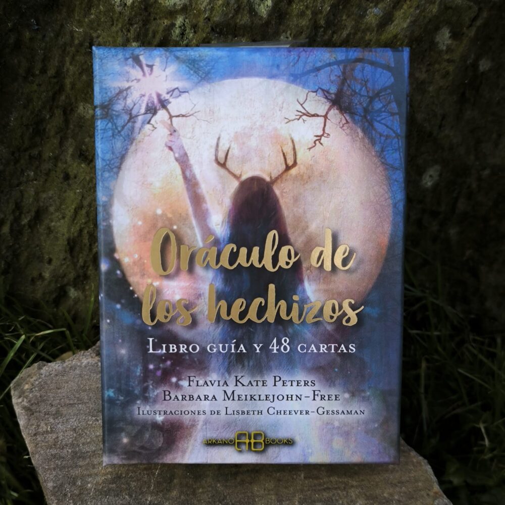 Oráculo de los Hechizos con imagen mística en fondo de bosque y piedra