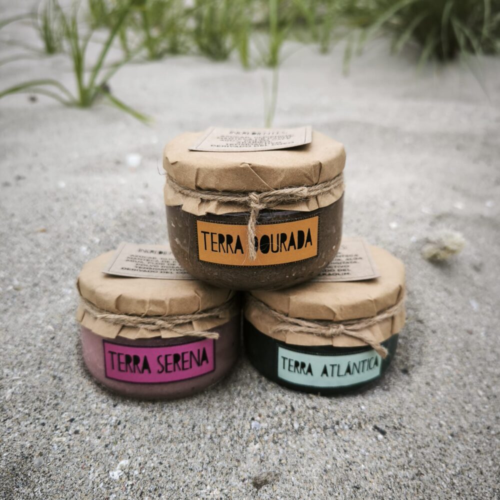 Exfoliantes corporales con sales, algas, flores y cafe en fondo playa natural