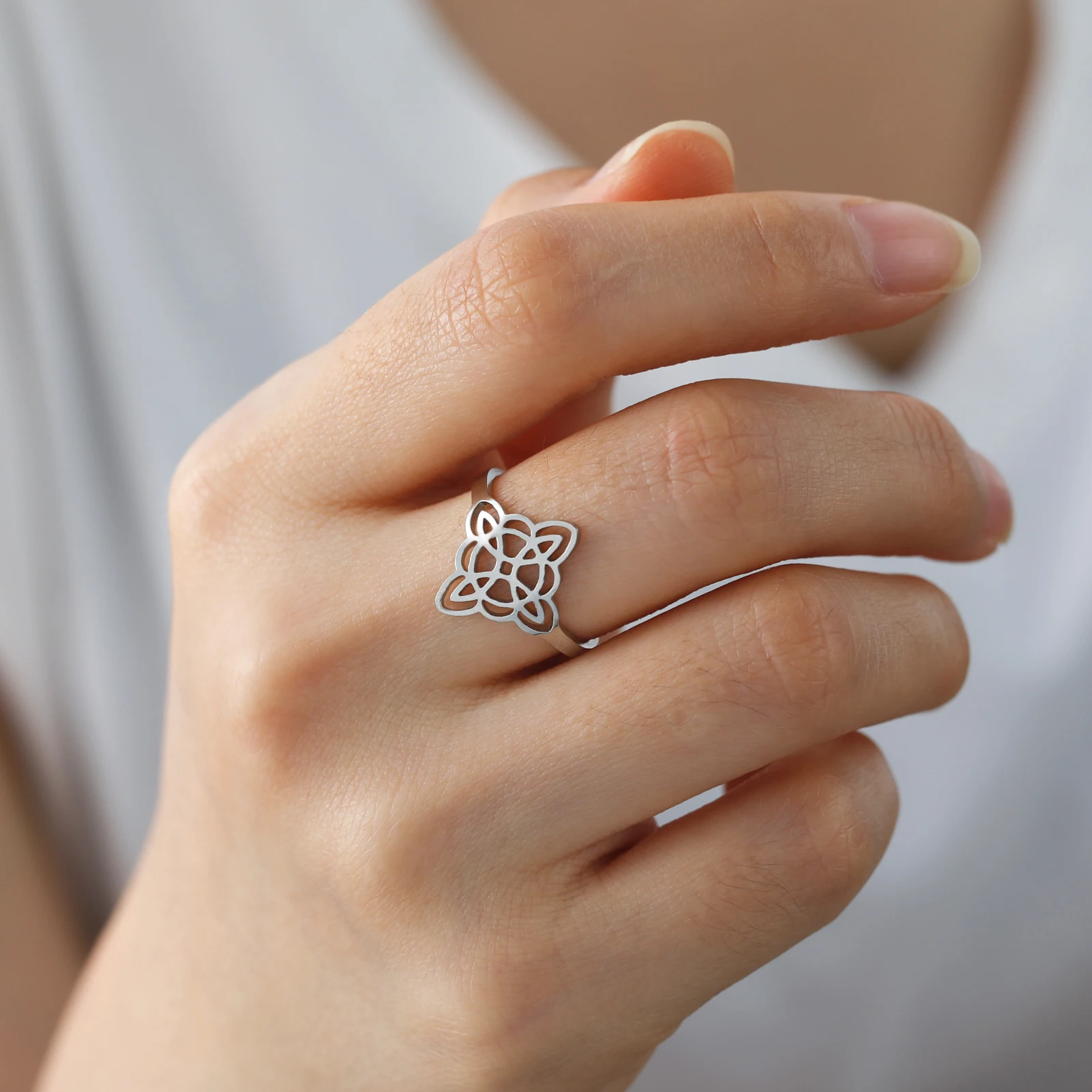 Anillo Nudo de Bruja Ajustable en Acero Inoxidable - Imagen 2